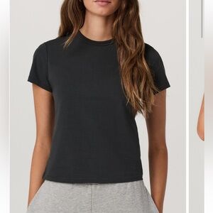 Vuori Feather classic Tee , washed black size large